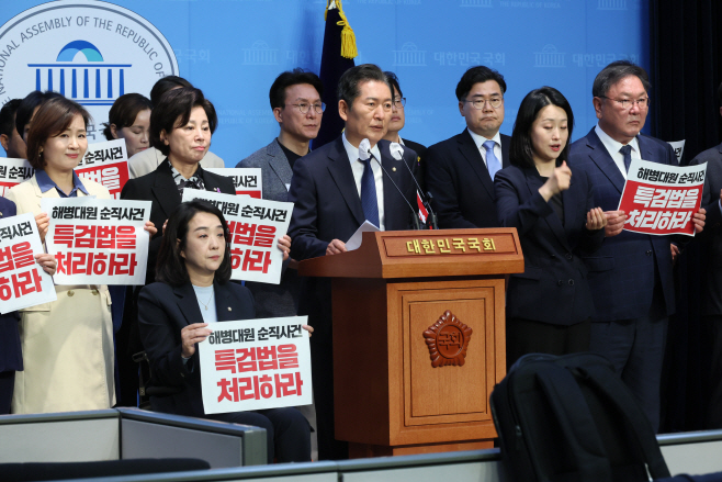 채 상병 특검법 처리 촉구하는 민주당 의원들<YONHAP NO-3459>