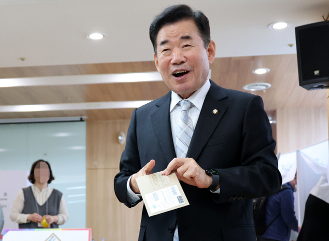 [포토] 밝은 표정으로 사전투표하는 김진표 국회의장