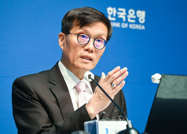 금융통화위원회 기자간담회서 발언하는 이창용 총재