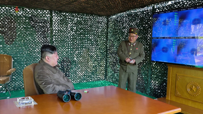 김정은, 첫 핵반격가상종합전술훈련 지도<YONHAP NO-1467>