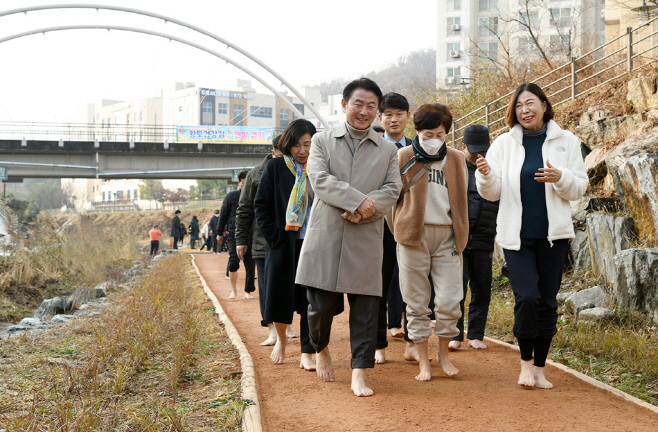 김동근 시장이 민락천 황톳길을 시민들과 걷고 있다./의정부시