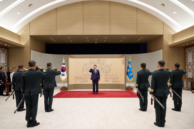 중장 진급자로부터 거수경례 받는 윤석열 대통령