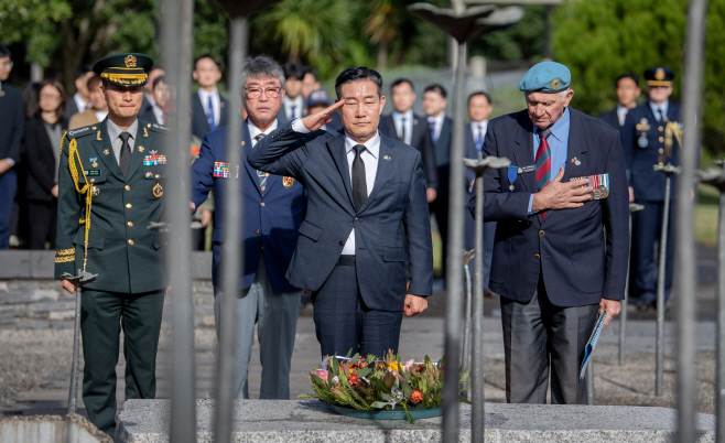 사진2.국방부장관 시드니 6.25전쟁 참전기념비 참배