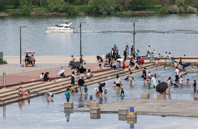 초여름 날씨에 물놀이 즐기는 시민들<YONHAP NO-4501>