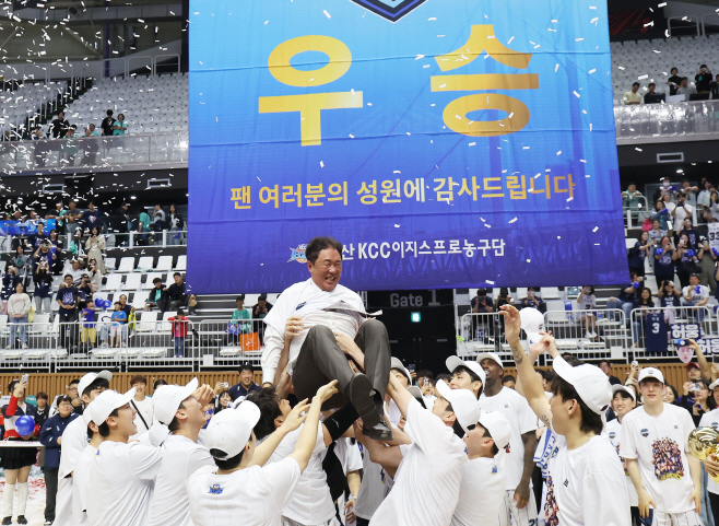 헹가래 받는 전창진 감독<YONHAP NO-4545>