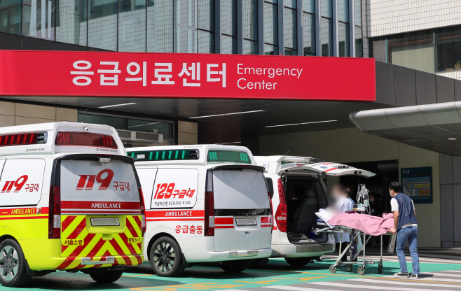 응급의료센터 앞 구급차