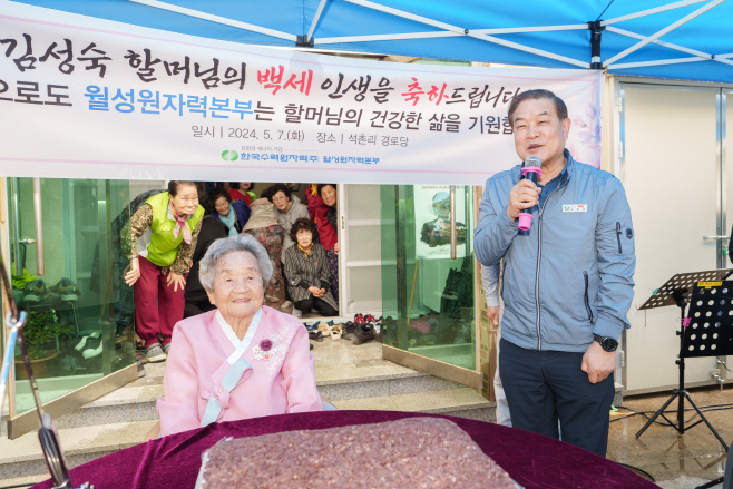 사진1. 김한성본부장(우측), 장수인 김성숙님(좌측)