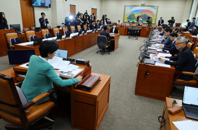 여당 불참 속 진행된 정무위