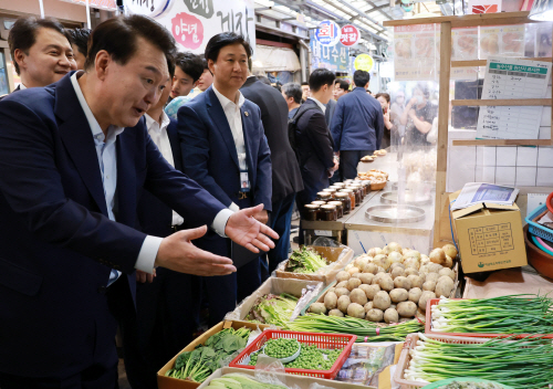 전통시장 찾은 윤석열 대통령<YONHAP NO-3680>