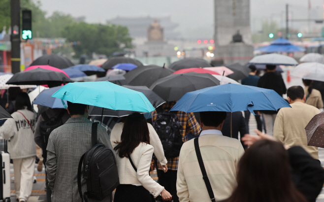 연휴 후 첫 출근길 우산행렬