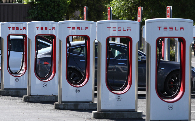 US-CALIFORNIA-OPENS-UP-TELSA-CHARGING-NETWORK-TO-ALL-NON-TESLA-E