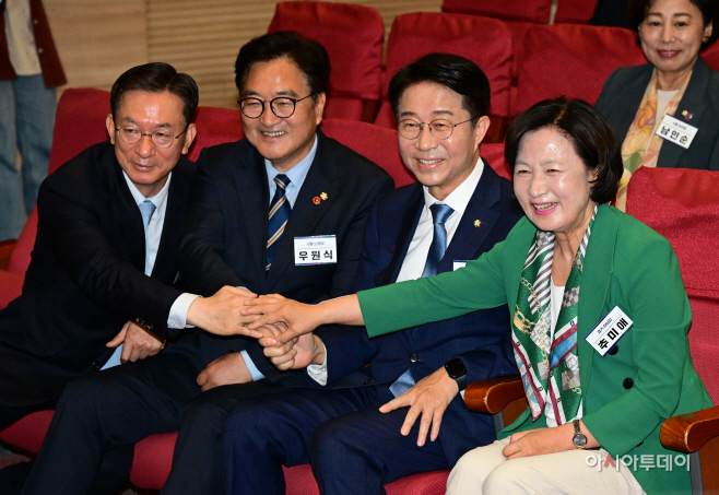 [포토] 손잡은 추미애·조정식·우원식·정성호 국회의장 후보