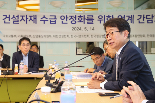간담회 하는 박상우 장관<YONHAP NO-4169>