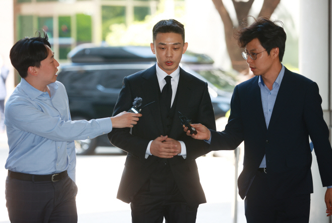법정 향하는 유아인