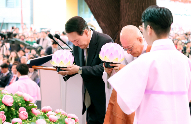 윤석열 대통령, 봉축법요식 헌등