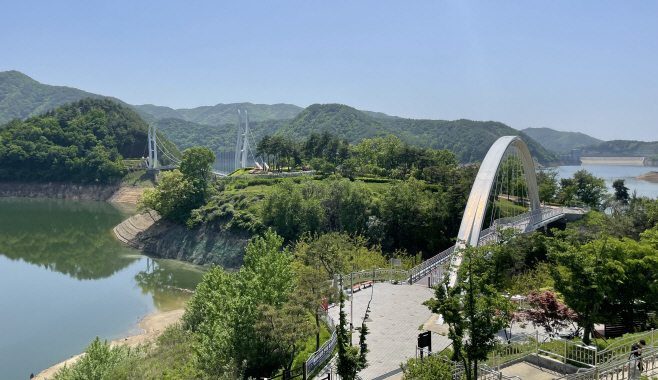 2. 용천루 출렁다리