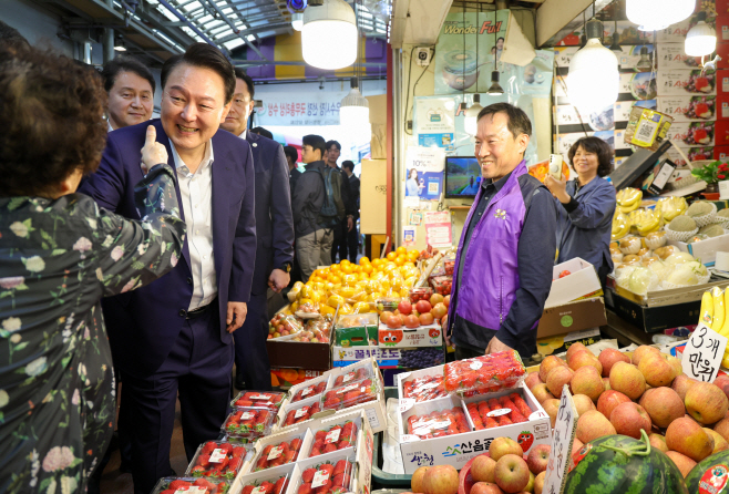 영천시장 찾아 시민과 인사하는 윤석열 대통령