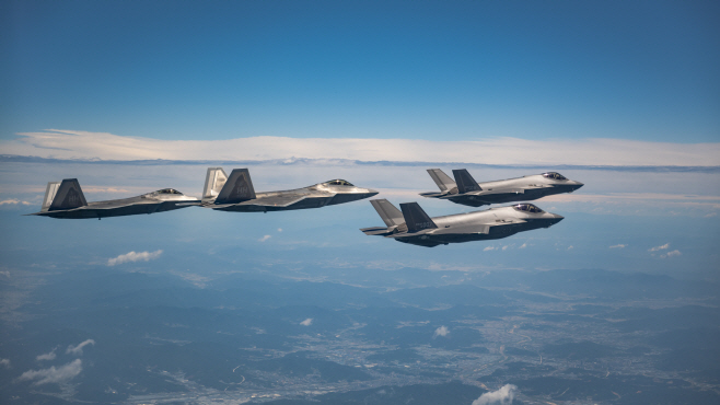 F-35A, F-22 연합 훈련3