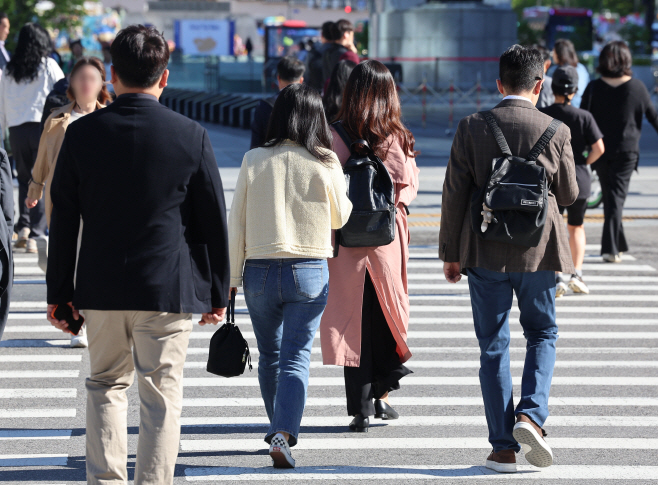 쌀쌀한 출근길<YONHAP NO-3848>