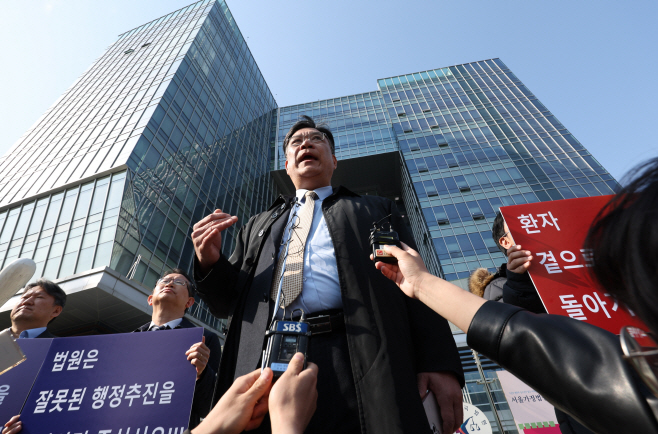 전공의·학생의 의대증원 집행정지 신청 심문기일, 발언하는 이병철 변호사