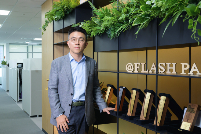 삼성전자 DS부문 Flash개발실 홍승완 부사장 (우측 상단)