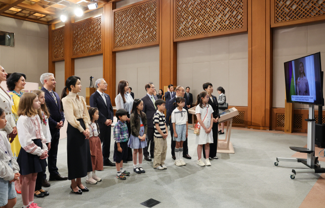 김건희 여사, 우크라이나 영부인 영상메시지 시청