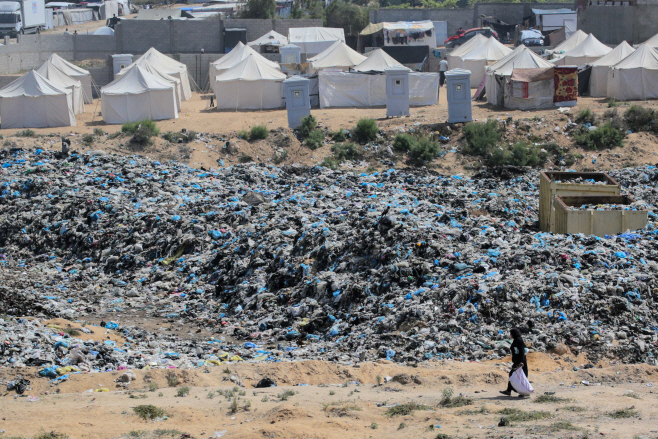 TOPSHOT-PALESTINIAN-ISRAEL-CONFLICT-WASTE