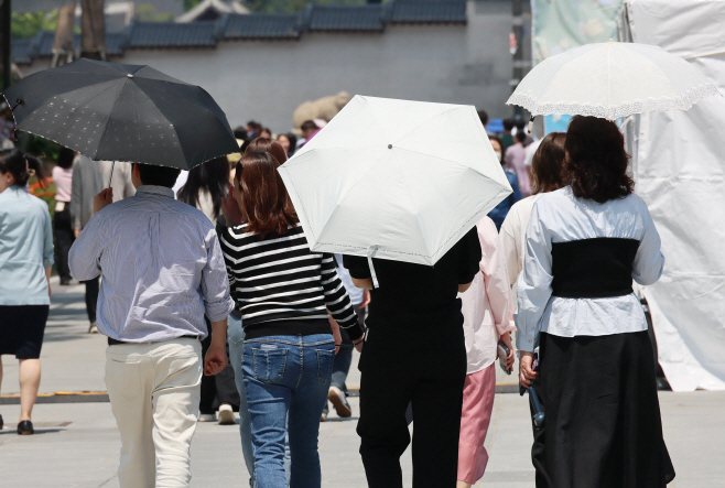 초여름 더위에 양산 쓴 시민들