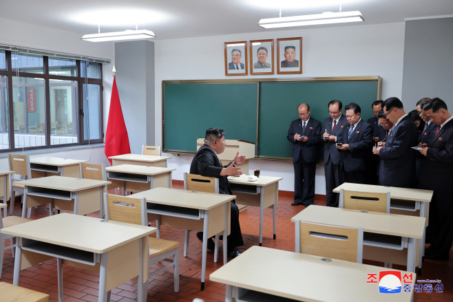 북한 김정은, 완공된 당 중앙간부학교 방문