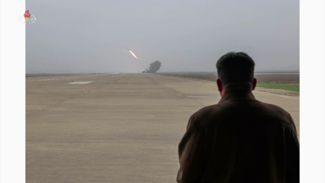북한, 신형 방사포탄 검수시험사격 참관<YONHAP NO-3311>