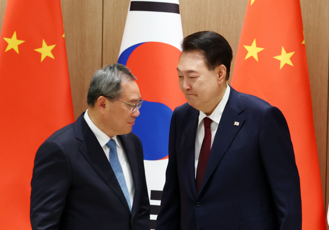자리로 향하는 윤석열 대통령과 리창 중국 총리