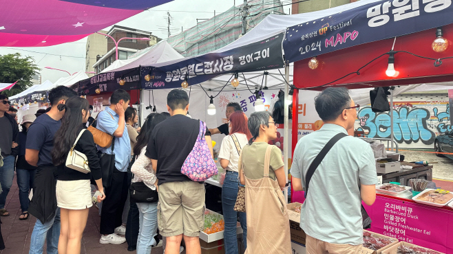 마포골목상권 붐 축제 먹거리 부스가 많은 관광객으로 붐볐다.