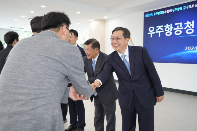 윤영빈 우주청장 첫 출근