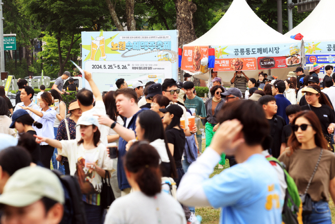 관련사진(1) 수제맥주축제를 즐기는 방문객들