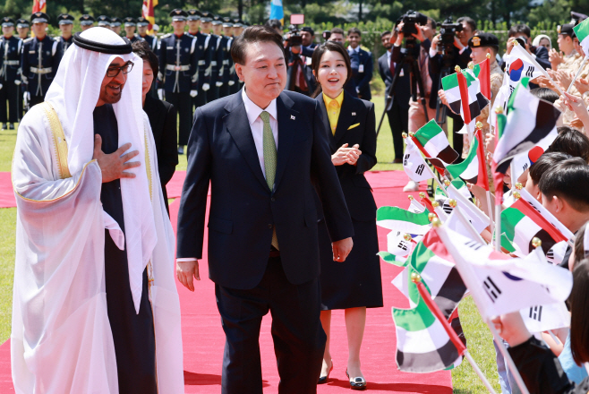 윤석열 대통령 부부와 무함마드 UAE 대통령, 어린이 환영단과 인사