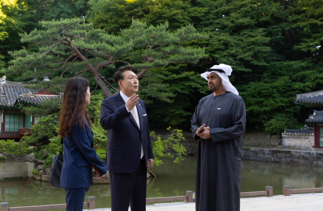 윤석열 대통령, 무함마드 UAE 대통령과 창덕궁 산책