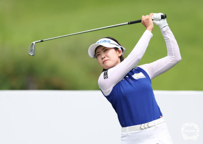 박민지가 아이언 샷을 날리고 있다. KLPGA