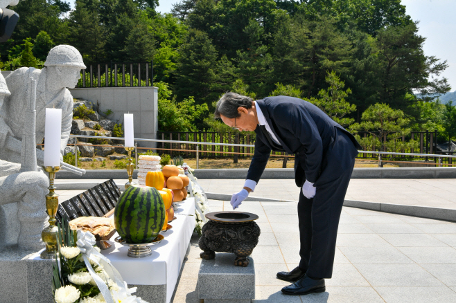 충혼탑 앞에 마련된 분향소에 분향을 하고 있다