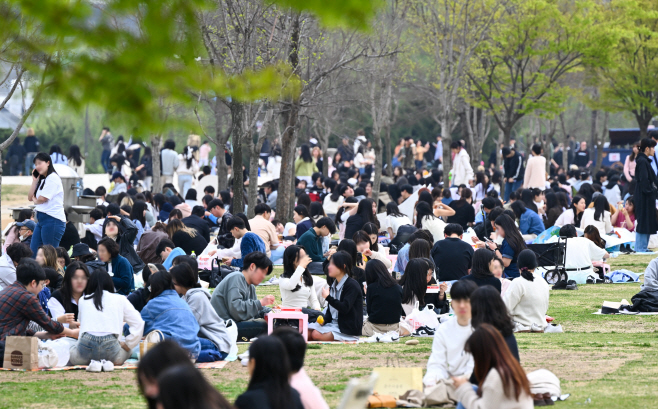 선거일 여의도 한강공원 휴식 취하는 시민들