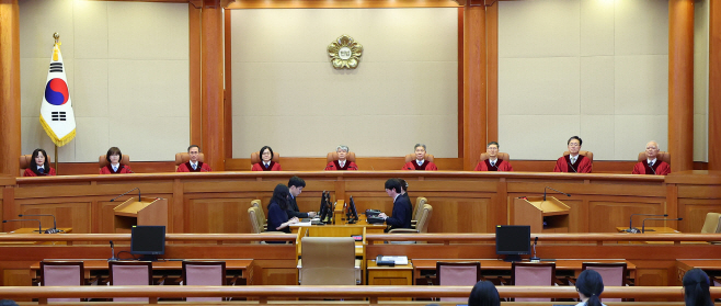 대심판정 입장한 헌법재판소장과 헌법재판관들<YONHAP NO-4838>