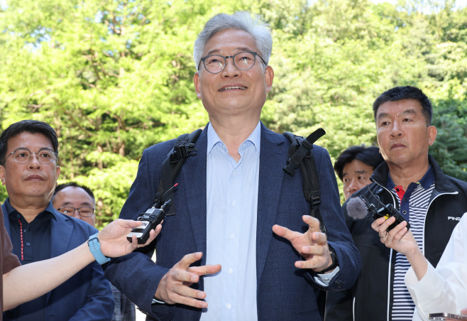 법원에 온 송영길 대표