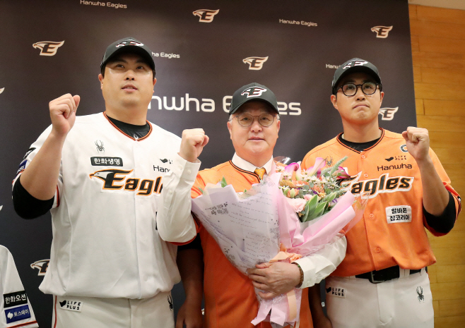 김경문, 든든한 조력자와<YONHAP NO-4270>