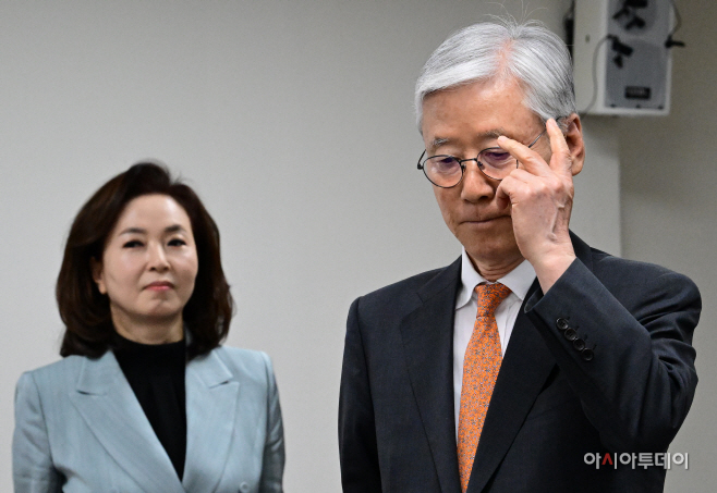 [포토] 안경 고쳐쓰는 여상규 당헌당규 개정 특위위원장