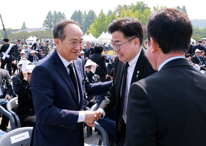 악수하는 여야 원내대표<YONHAP NO-2172>