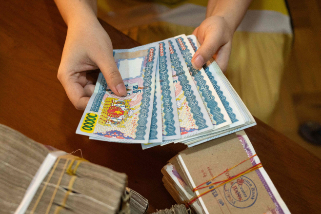 MYANMAR-ECONOMY-CURRENCY <YONHAP NO-5837> (AFP)