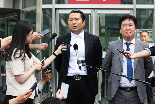 질문에 답하는 이화영 전 부지사 측 김현철 변호사