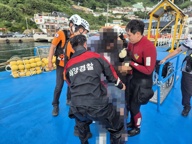 신속히 신고해 달라”통영해경 갯바위 낙상 환자 119 구급대에 인계 아시아투데이