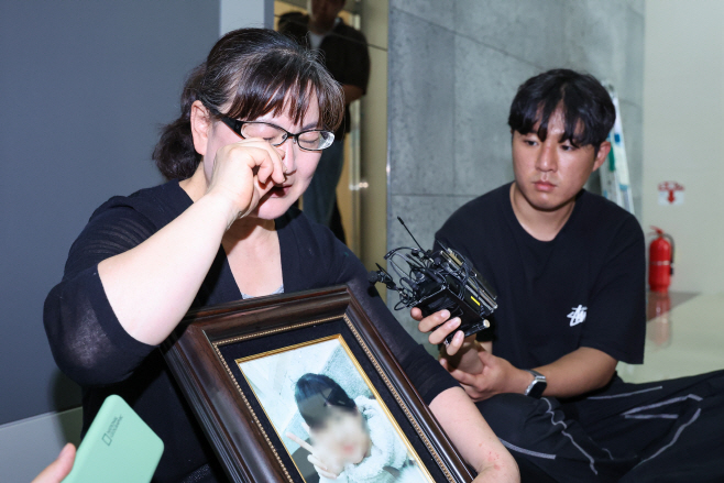 입장 밝히던 중 눈물 흘리는 피해자 어머니<YONHAP NO-2931>