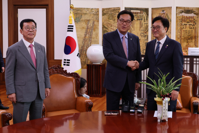 우원식 의장 예방한 정진석 비서실장