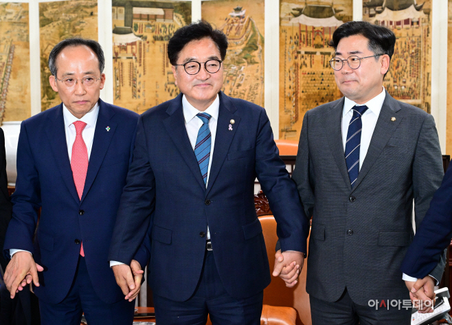[포토] 손은 잡았지만....